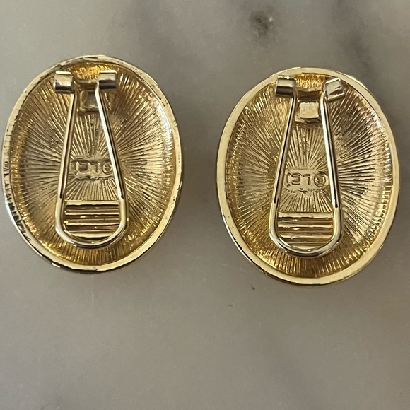 Vintage  Liz Claiborne (LCI) Oval Cabochon Black Stone in Gold  Clip On Earrings - Picture 3 of 5